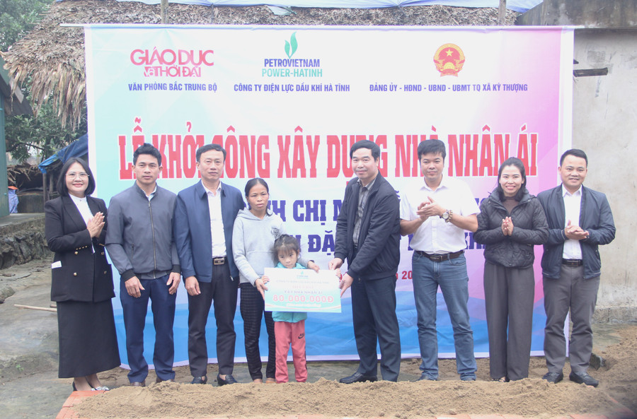 Ông Trần Văn Tỉnh – Phó Giám đốc Công ty Điện lực Dầu khí Hà Tĩnh trao 80 triệu đồng hỗ trợ gia đình chị Hoài. img-8778.jpg