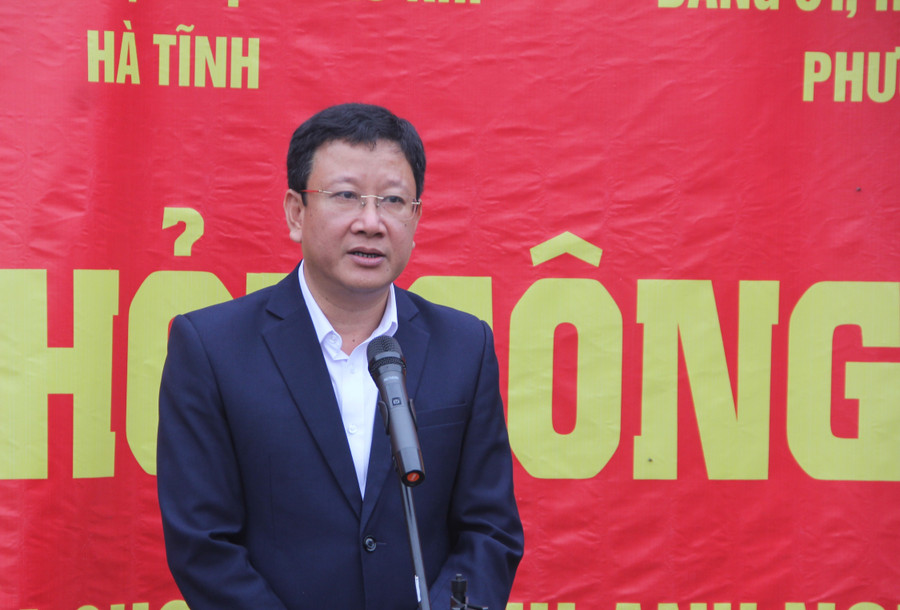 Ông Nguyễn Huy Trọng, Bí thư Đảng ủy phường Hải Ninh cảm ơn Báo GD&TĐ, Công ty Điện lực Dầu khí Hà Tĩnh cùng các nhà hảo tâm đã đồng hành cùng địa phương trong việc hỗ trợ các hoàn cảnh khó khăn. img-8563.jpg