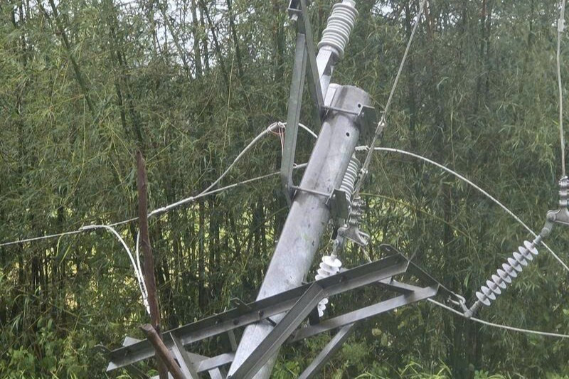 Tại xã Cẩm Lạc, cột điện 35KV bị ngã đổ, hàng loạt cột điện khác xiêu vẹo uy hiếp nhà dân gần đó. z6945337835617-43b3c2033070706cb4d3f31113de6a33.jpg