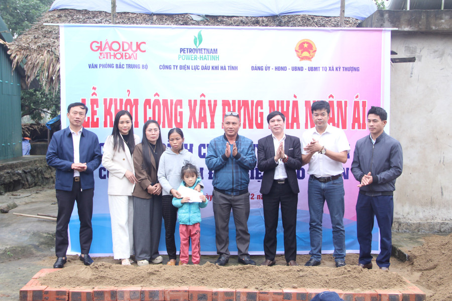 Các nhà hảo tâm trao quà hỗ trợ mẹ con chị Hoài tại lễ khởi công. img-8803.jpg