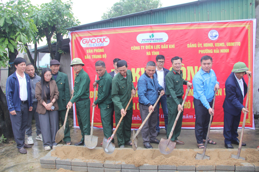 Đại biểu, các nhà tài trợ và tổ chức đoàn thể thực hiện nghi lễ khởi công nhà nhân ái cho gia đình anh Đô. img-8670.jpg