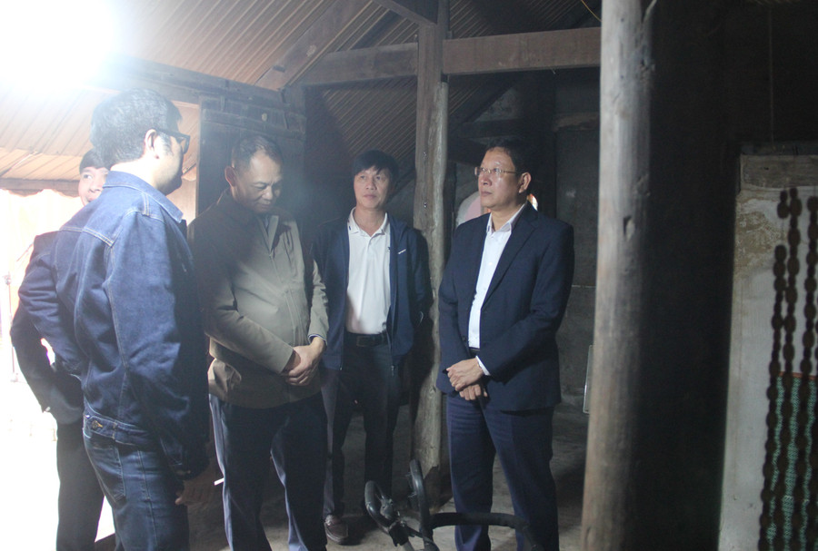 Nhà tài trợ và lãnh đạo địa phương khảo sát ngôi nhà cũ của vợ chồng anh Đô. img-8481.jpg