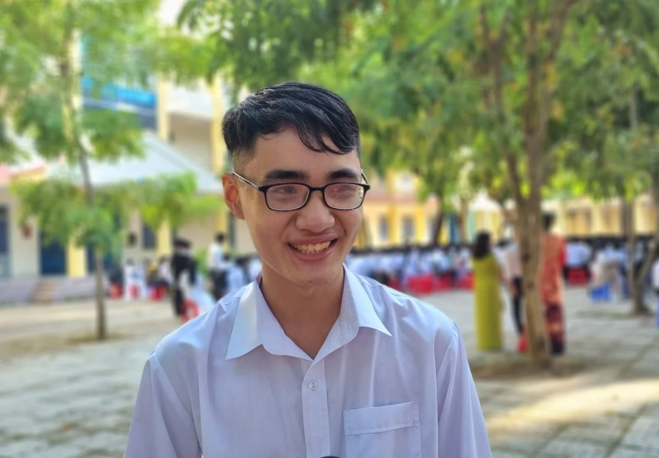 Em Nguyễn Thanh Trung thủ khoa đầu vào lớp 10 của trường THPT Trần Quốc Tuấn. Em Nguyễn Thanh Trung thủ khoa đầu vào lớp 10 của trường THPT Trần Quốc Tuấn.