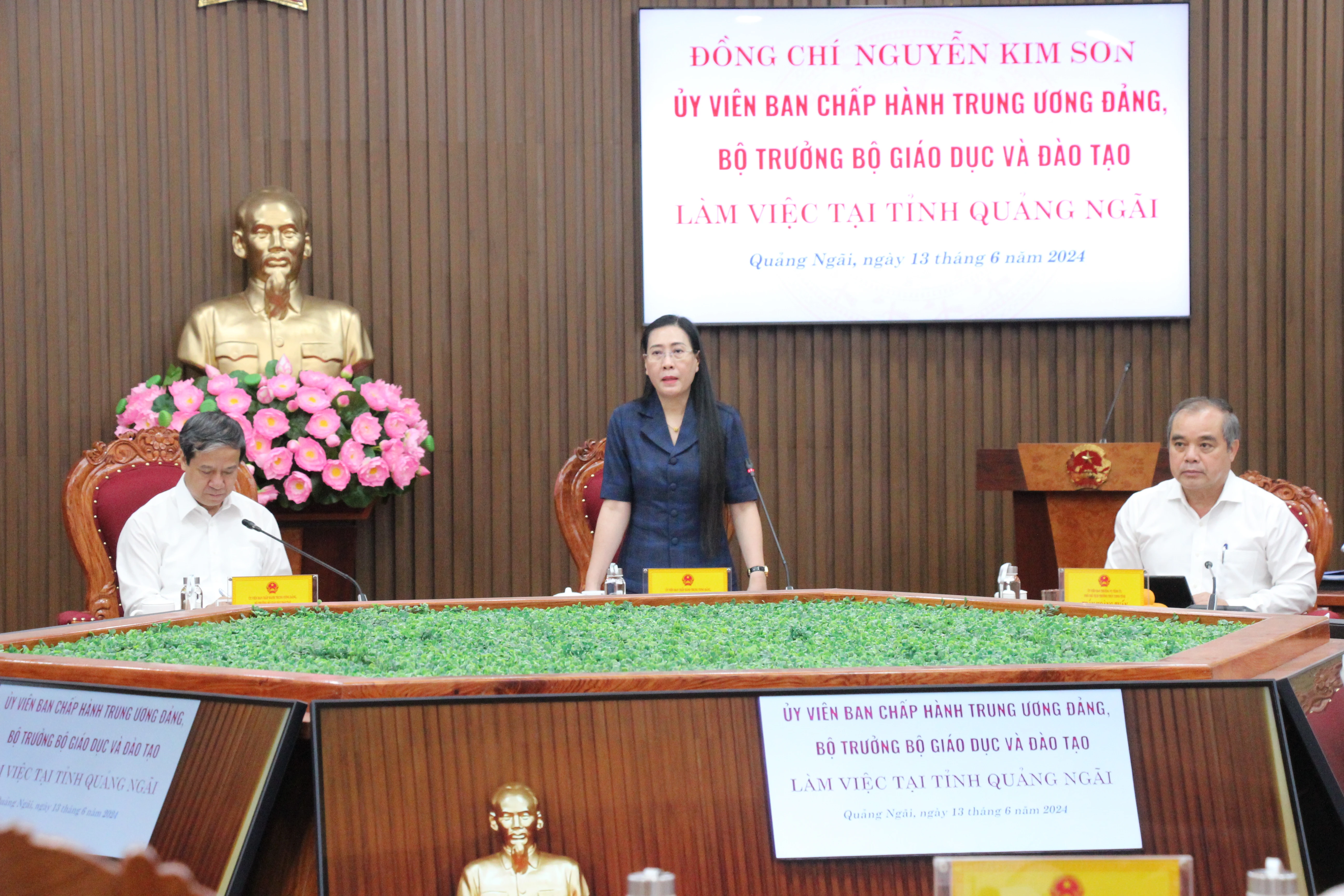 Bà Bùi Thị Quỳnh Vân, Bí thư Tỉnh uỷ Quảng Ngãi thông tin tại buổi làm việc. Bà Bùi Thị Quỳnh Vân, Bí thư Tỉnh uỷ Quảng Ngãi thông tin tại buổi làm việc.
