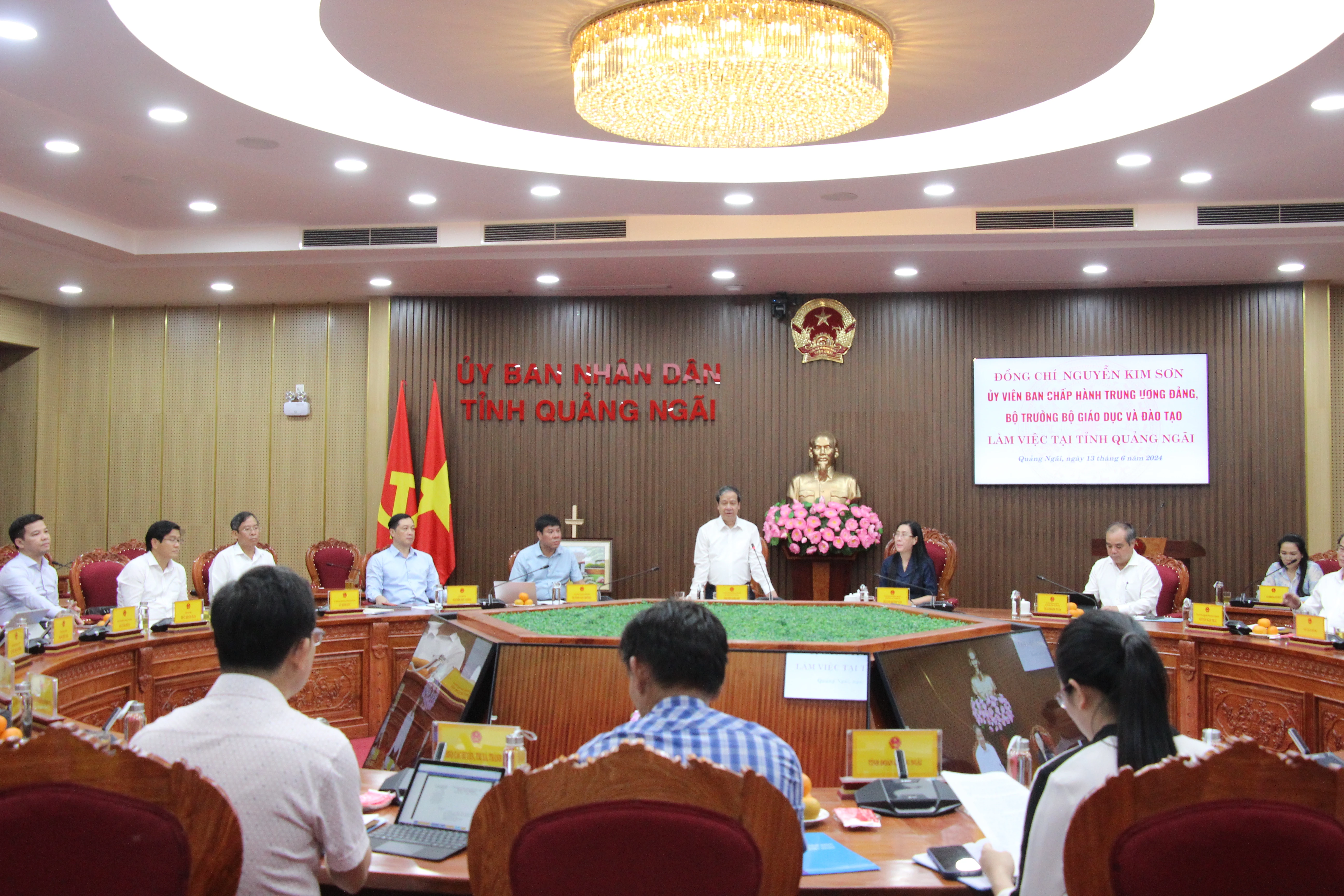 Đoàn công tác do Bộ trưởng Nguyễn Kim Sơn dẫn đầu làm việc tại tỉnh Quảng Ngãi. Đoàn công tác do Bộ trưởng Nguyễn Kim Sơn dẫn đầu làm việc tại tỉnh Quảng Ngãi.