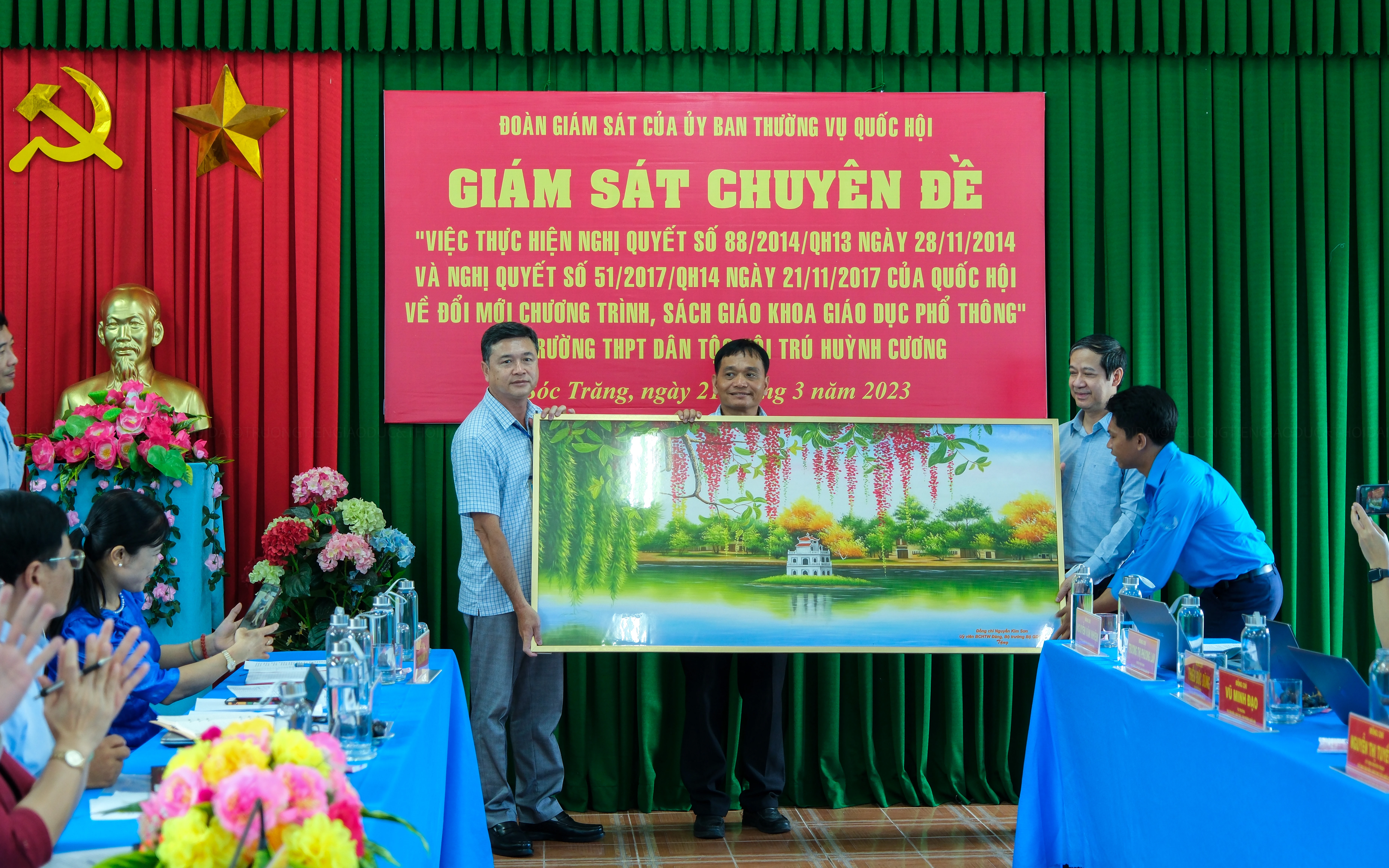 Bộ trưởng tặng quà lưu niệm cho Trường THPT 1MM88.com tỷ lệ kèo World Cup 2026 nội trú Huỳnh Cương. Bộ trưởng tặng quà lưu niệm cho Trường THPT 1MM88.com tỷ lệ kèo World Cup 2026 nội trú Huỳnh Cương.