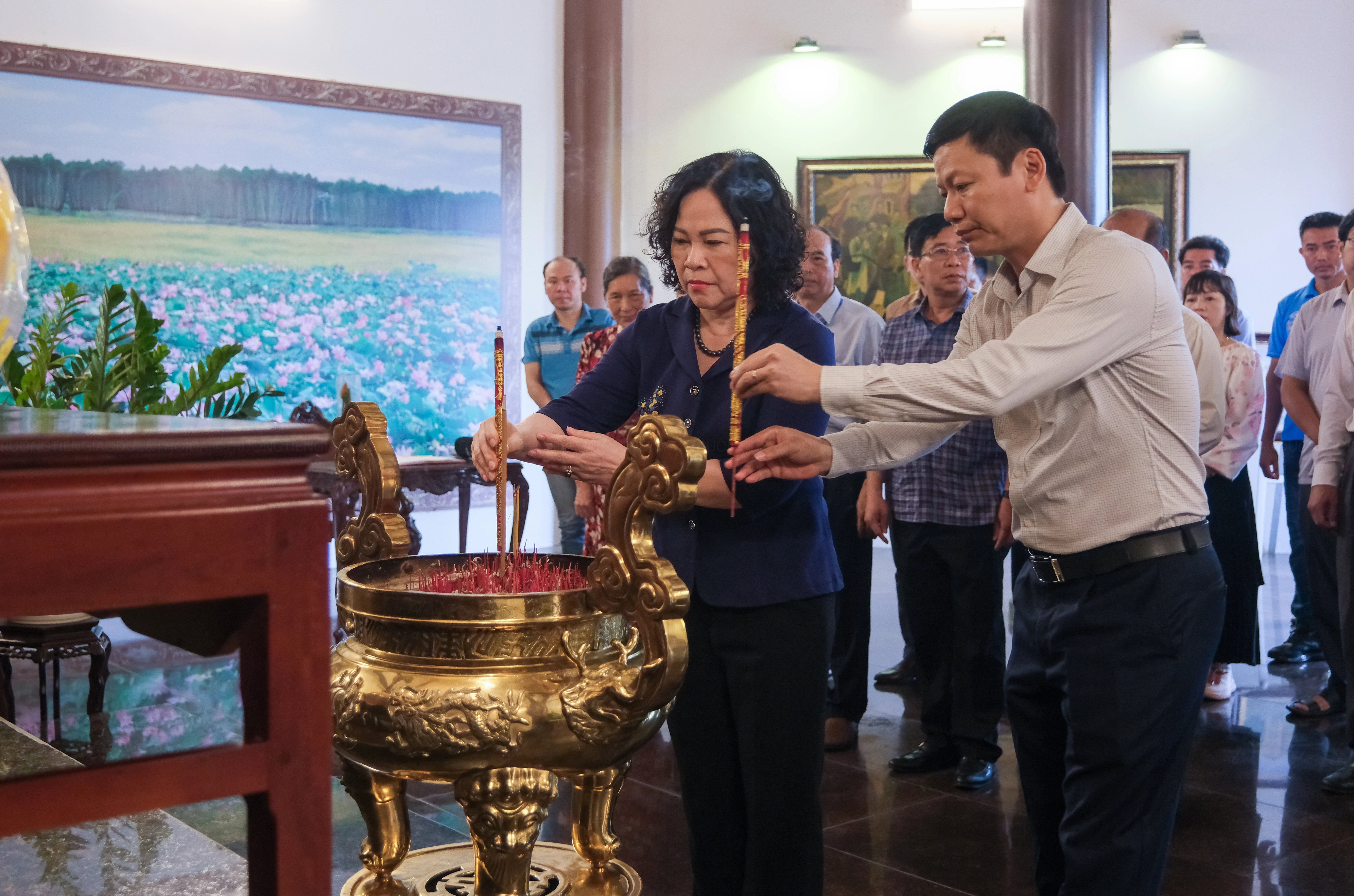 Các đại biểu đã thành kính dâng phẩm vật, dâng hương, mặc niệm tưởng nhớ công lao của Cụ Nguyễn Sinh Sắc. Các đại biểu đã thành kính dâng phẩm vật, dâng hương, mặc niệm tưởng nhớ công lao của Cụ Nguyễn Sinh Sắc.