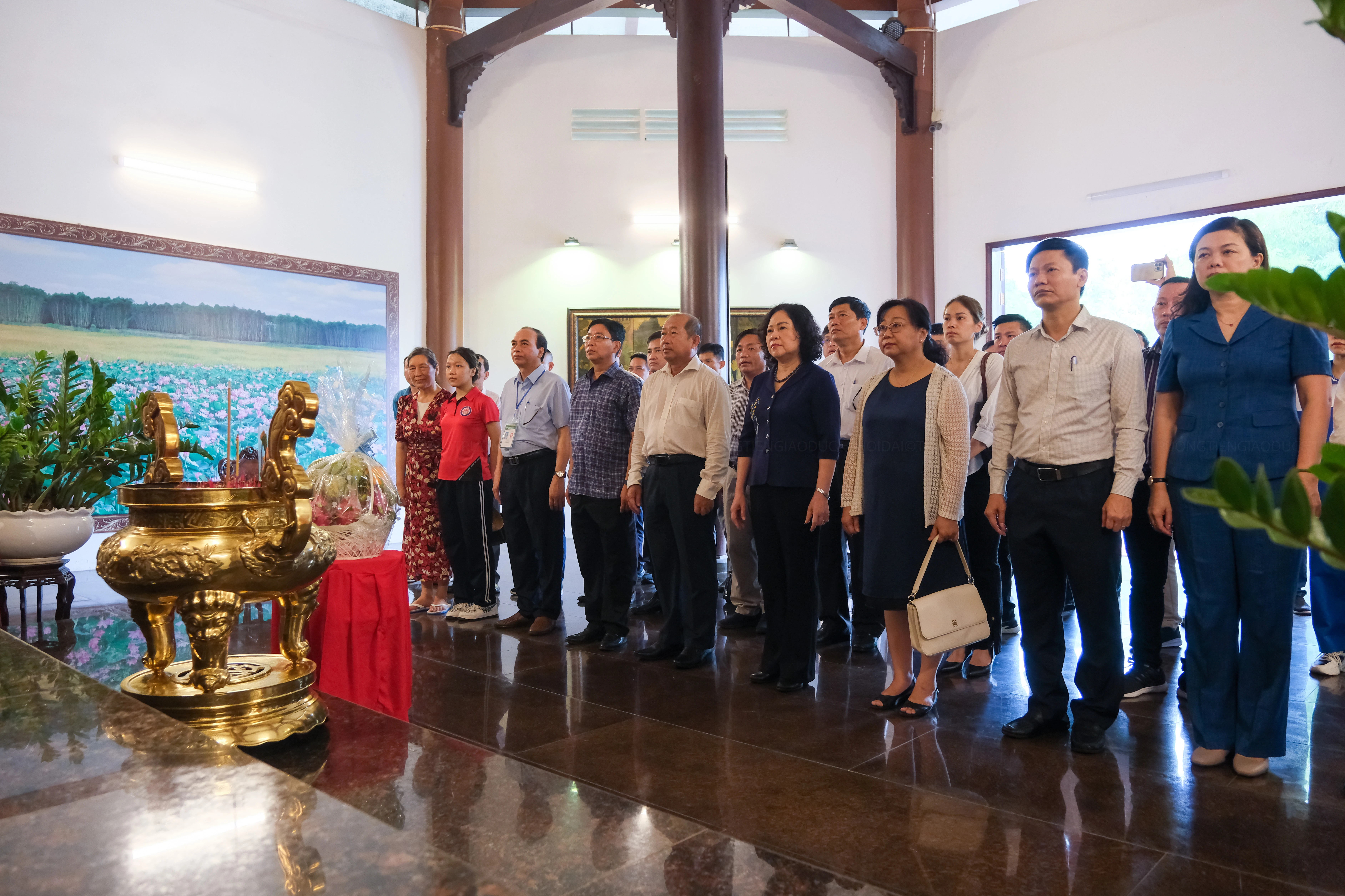 Thứ trưởng Bộ GD&ĐT Ngô Thị Minh cùng lãnh đạo UBND tỉnh Đồng Tháp và Sở GD&ĐT các tỉnh đến viếng Cụ Phó bảng Nguyễn Sinh Sắc. Thứ trưởng Bộ GD&ĐT Ngô Thị Minh cùng lãnh đạo UBND tỉnh Đồng Tháp và Sở GD&ĐT các tỉnh đến viếng Cụ Phó bảng Nguyễn Sinh Sắc.