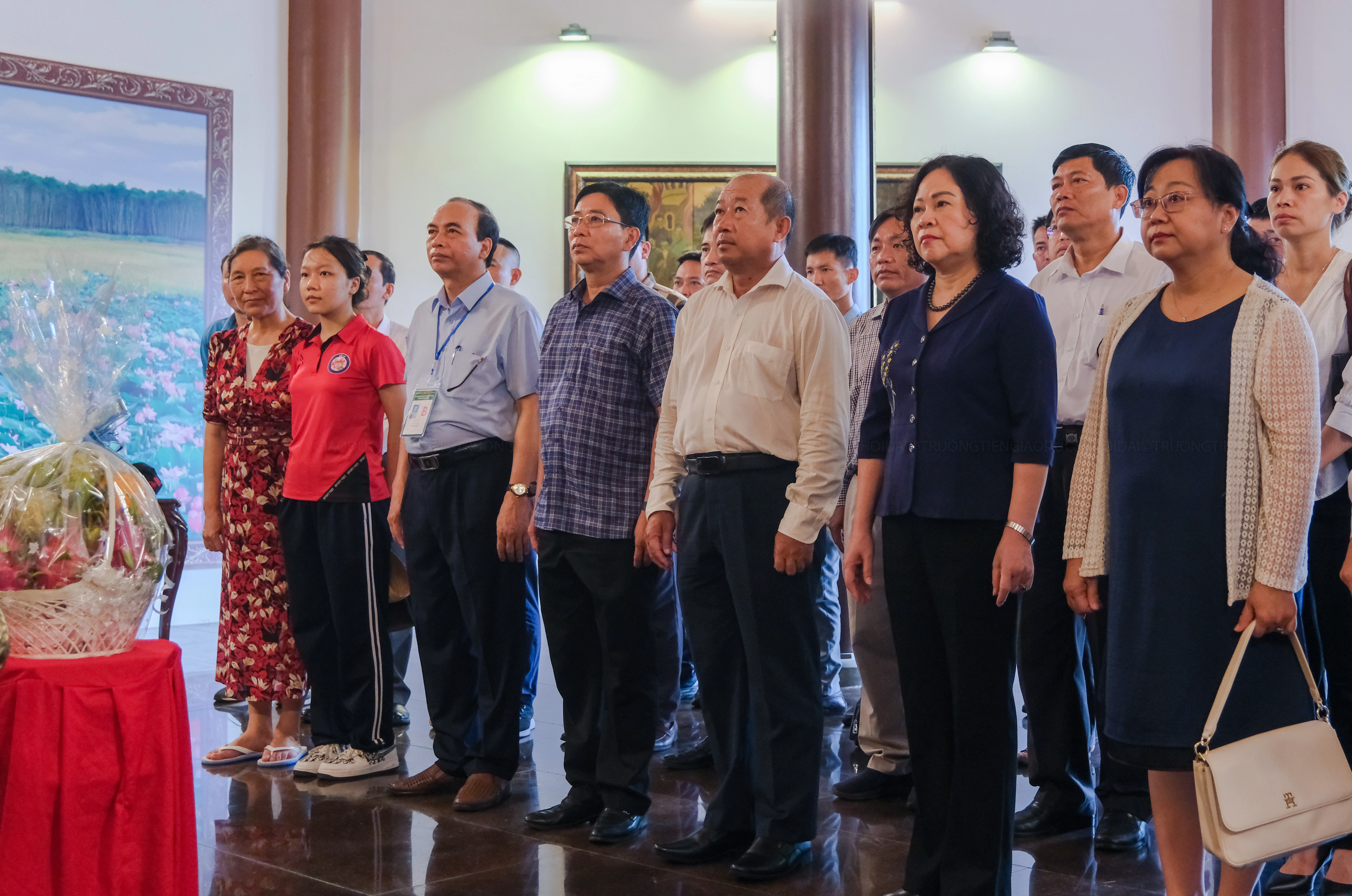 Các đại biểu đã thành kính dâng phẩm vật, dâng hương, mặc niệm tưởng nhớ công lao của Cụ Nguyễn Sinh Sắc. Các đại biểu đã thành kính dâng phẩm vật, dâng hương, mặc niệm tưởng nhớ công lao của Cụ Nguyễn Sinh Sắc.