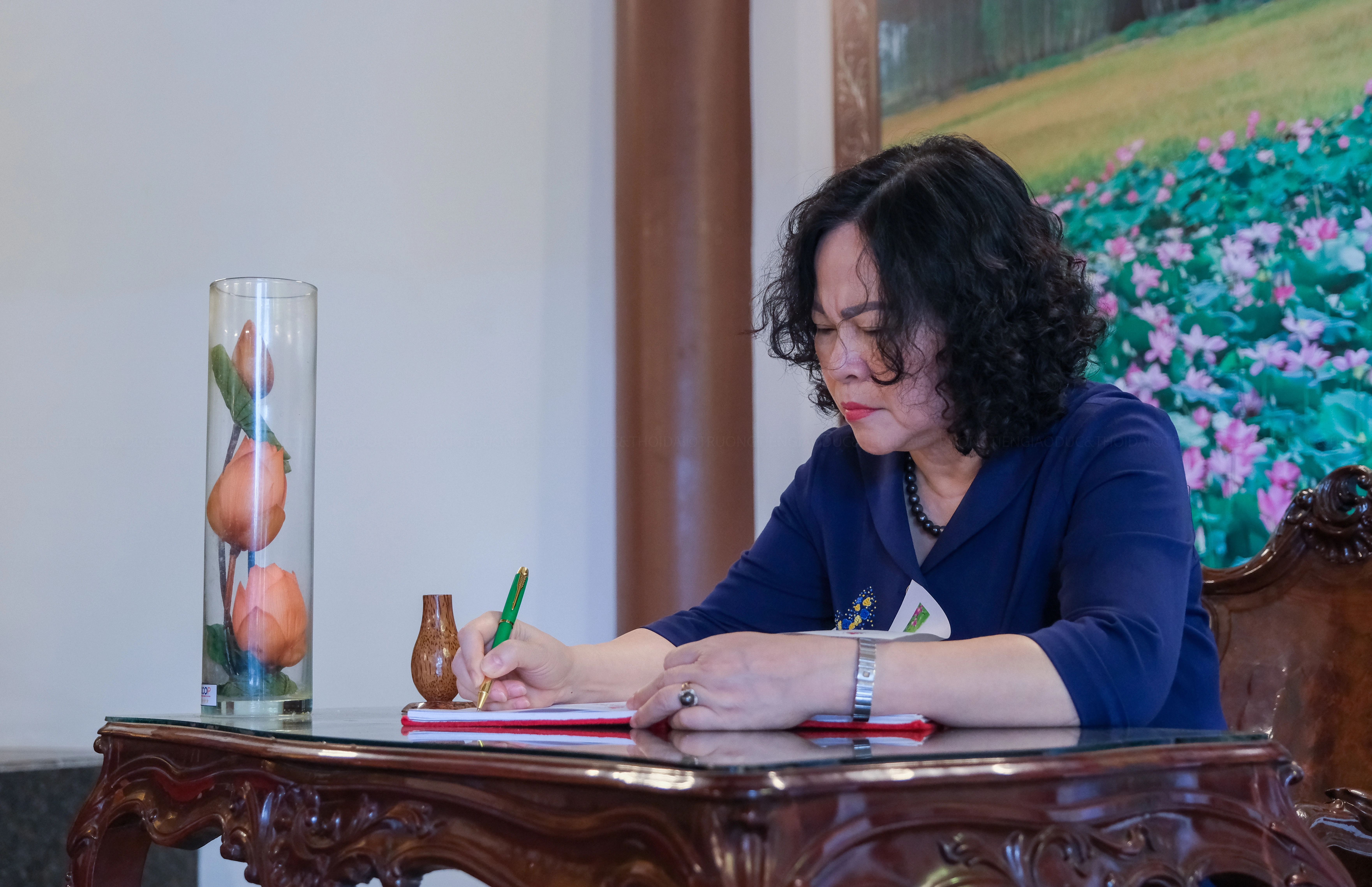 Lãnh đạo Bộ GD&ĐT viết cảm tưởng vào sổ lưu niệm tại Khu di tích cụ Phó bảng Nguyễn Sinh Sắc. Lãnh đạo Bộ GD&ĐT viết cảm tưởng vào sổ lưu niệm tại Khu di tích cụ Phó bảng Nguyễn Sinh Sắc.