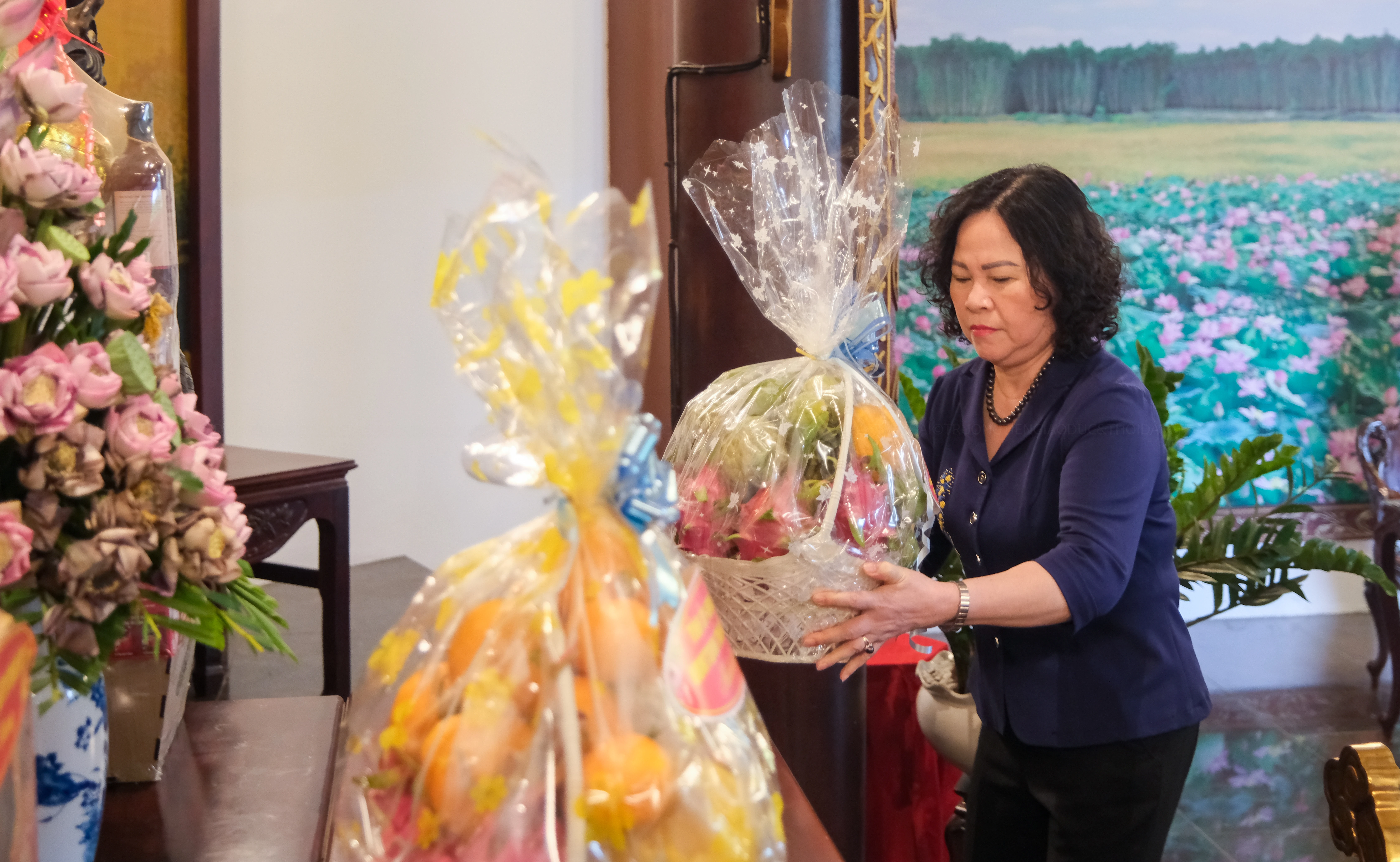 Các đại biểu đã thành kính dâng phẩm vật, dâng hương, mặc niệm tưởng nhớ công lao của Cụ Nguyễn Sinh Sắc. Các đại biểu đã thành kính dâng phẩm vật, dâng hương, mặc niệm tưởng nhớ công lao của Cụ Nguyễn Sinh Sắc.