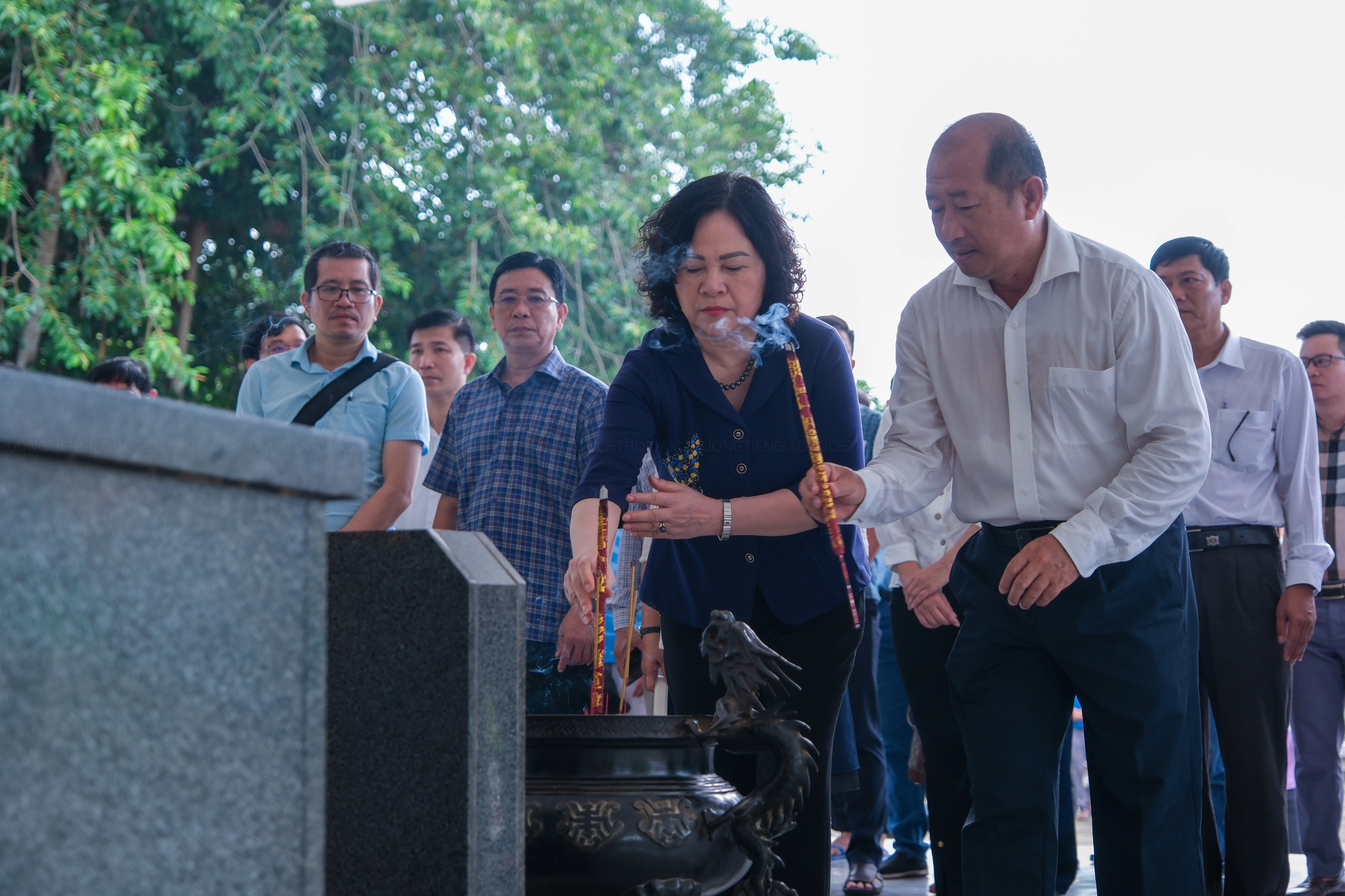 Ông Đoàn Tấn Bửu, Phó Chủ tịch UBND tỉnh Đồng Tháp cùng thứ trưởng thắp hương tại mộ Cụ Nguyễn Sinh Sắc. Ông Đoàn Tấn Bửu, Phó Chủ tịch UBND tỉnh Đồng Tháp cùng thứ trưởng thắp hương tại mộ Cụ Nguyễn Sinh Sắc.