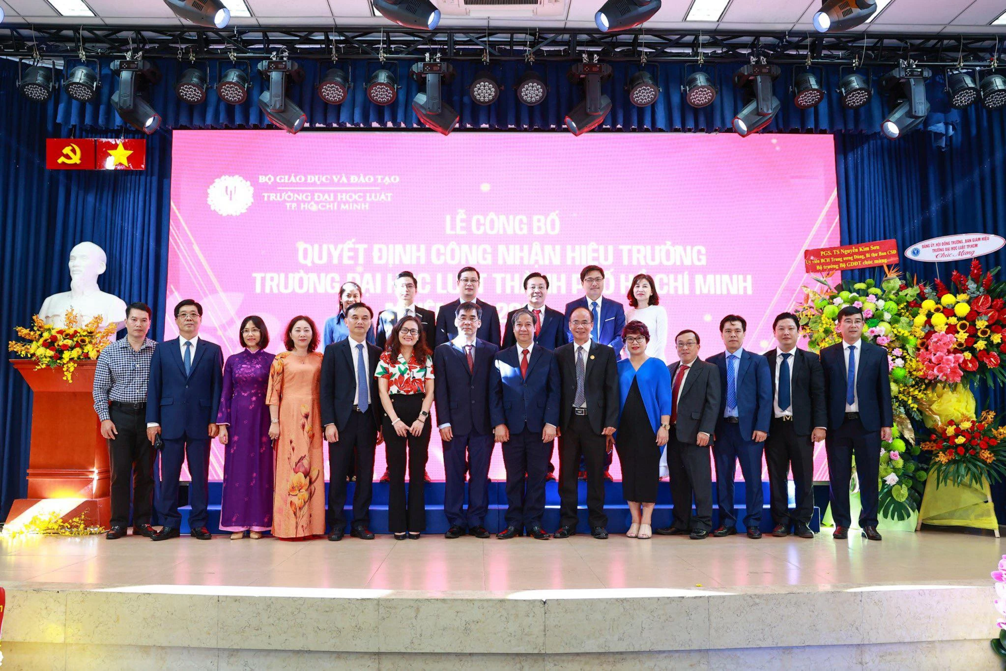 Bộ trưởng Nguyễn Kim Sơn chụp ảnh lưu niệm cùng tập thể lãnh đạo, cán bộ quản lý của Trường MM888 bảo mật tuyệt đối Luật TPHCM. Ảnh: Mạnh Tùng Bộ trưởng Nguyễn Kim Sơn chụp ảnh lưu niệm cùng tập thể lãnh đạo, cán bộ quản lý của Trường MM888 bảo mật tuyệt đối Luật TPHCM. Ảnh: Mạnh Tùng