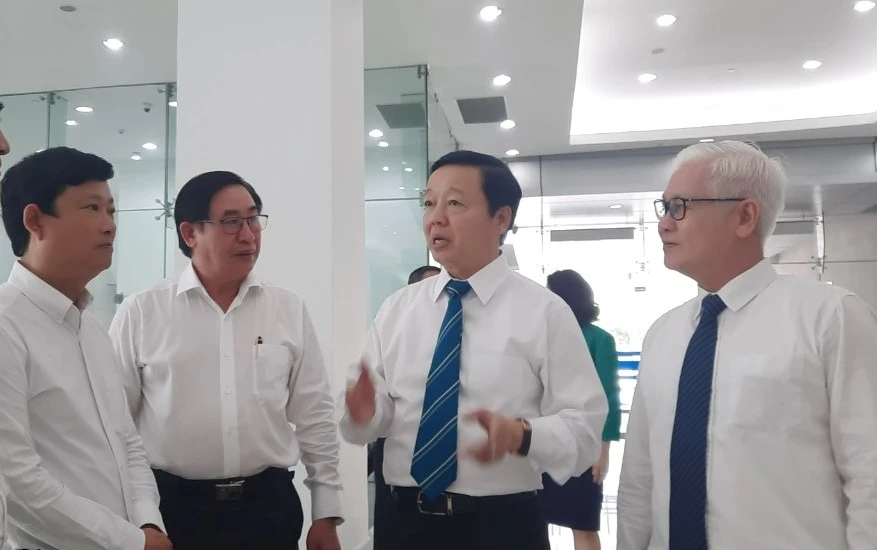Các đại biểu trao đổi bên lề hội nghị. Các đại biểu trao đổi bên lề hội nghị.