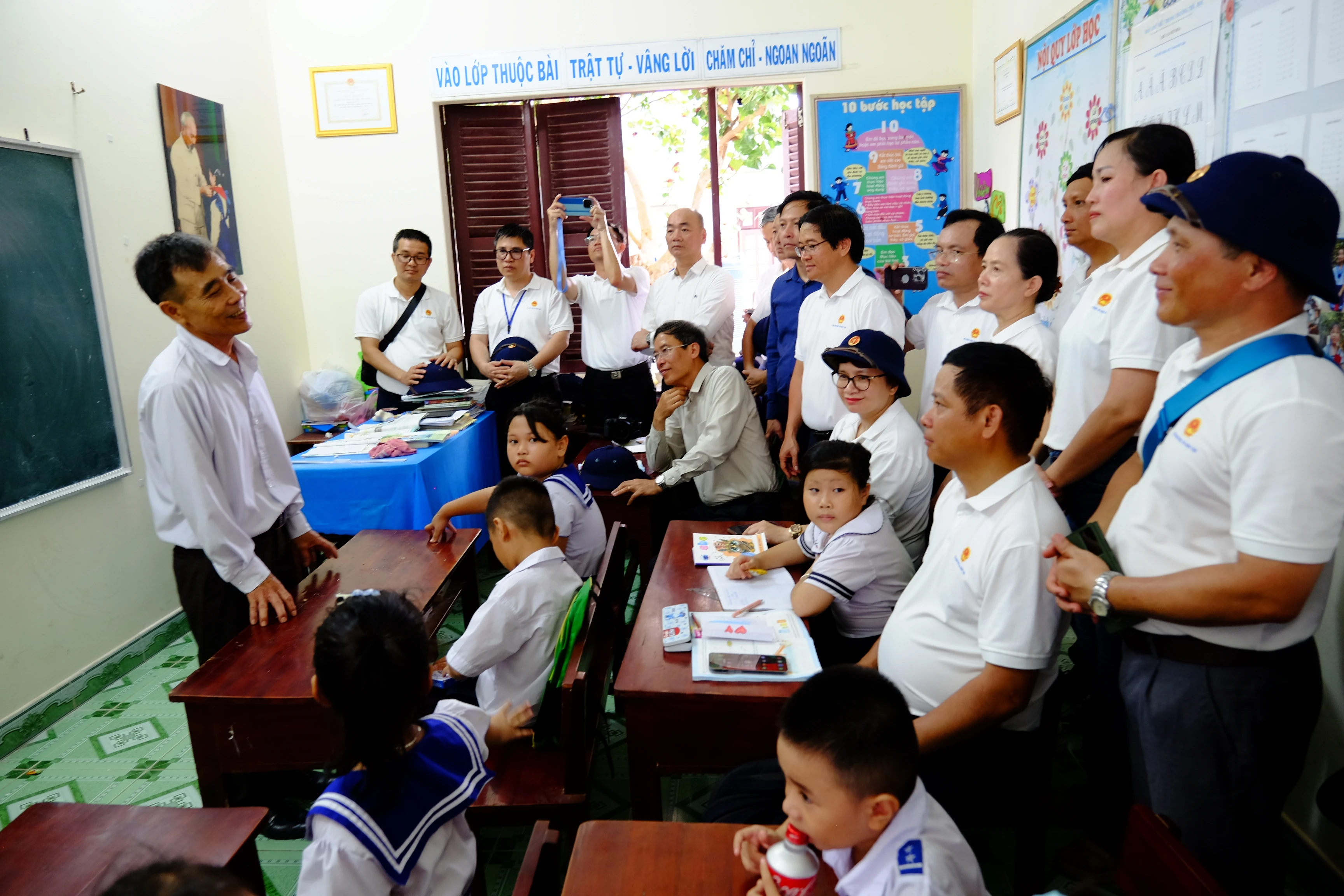 Đoàn công tác thăm hỏi và chia sẻ cùng thầy Lê Xuân Hạnh – Trung Tâm Đăng Nhập MM88 Chính Thức Mới Trường tiểu học Thị trấn Trường Sa và các em MM886 slot game, bắn cá, lô đề, đá gà.