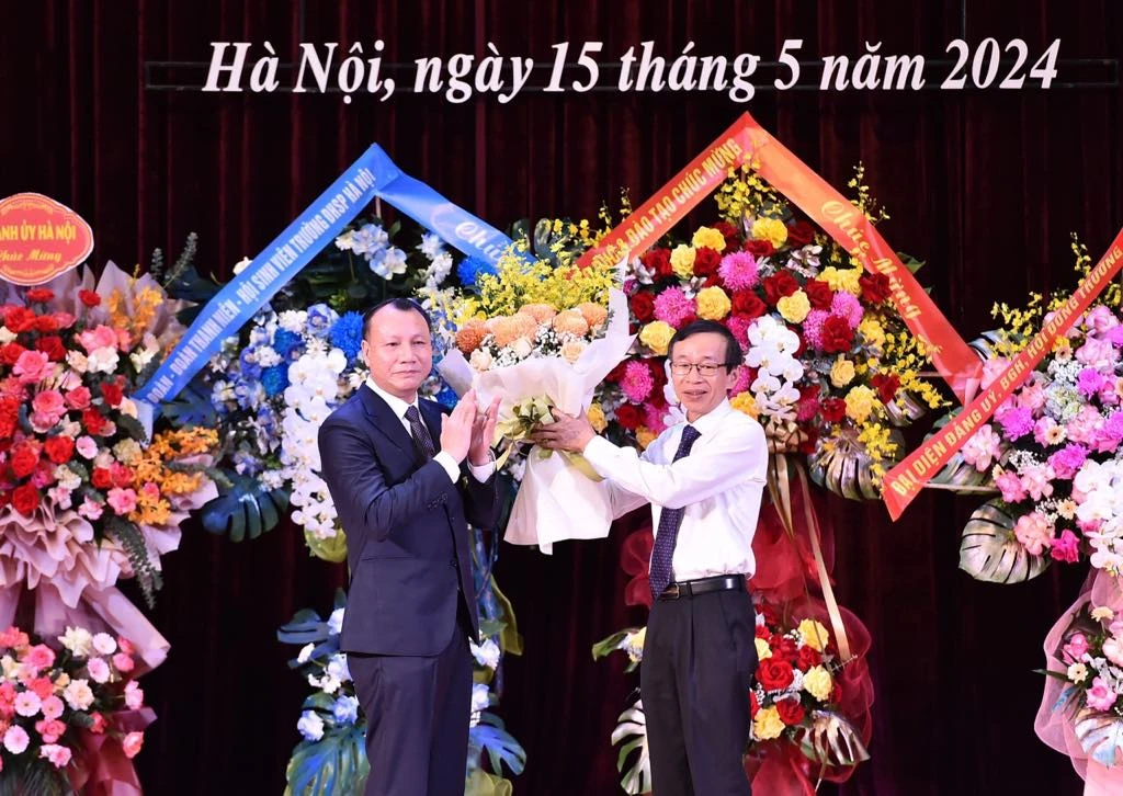 PGS.TS. Nguyễn Đức Sơn tặng hoa cảm ơn GS.TS Nguyễn Văn Minh, nguyên Hiệu trưởng MM88b nhà cái. PGS.TS. Nguyễn Đức Sơn tặng hoa cảm ơn GS.TS Nguyễn Văn Minh, nguyên Hiệu trưởng MM88b nhà cái.