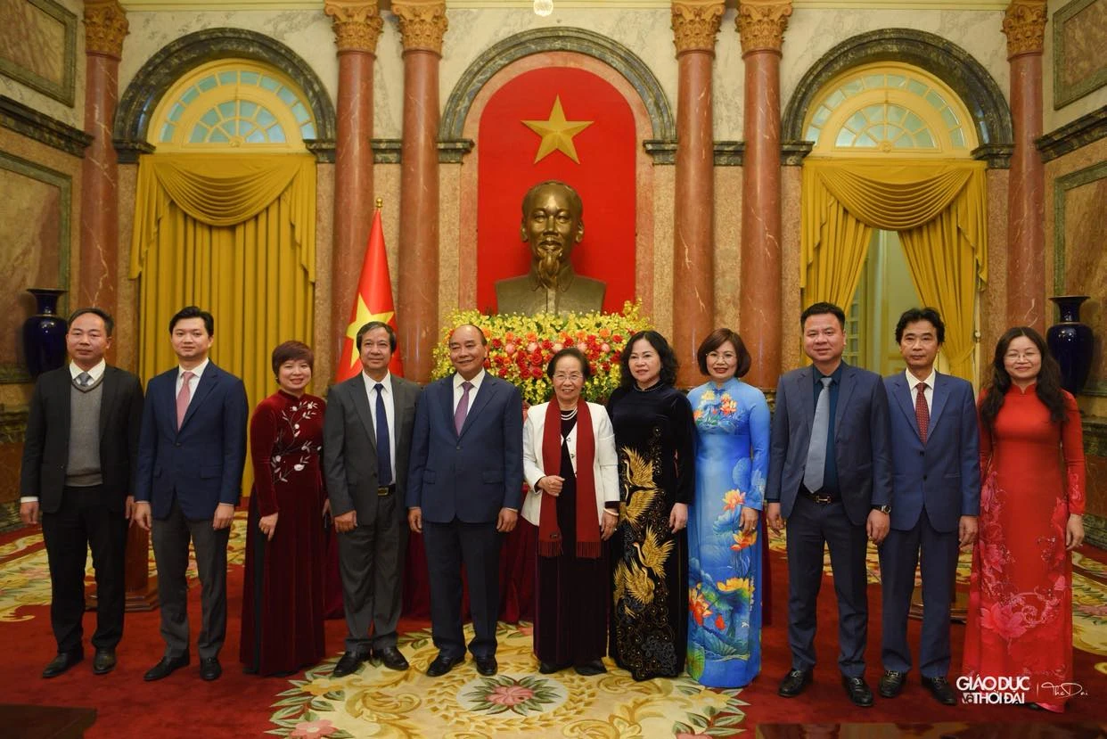 Chủ tịch nước Nguyễn Xuân Phúc chụp ảnh lưu niệm với đại biểu tham dự buổi gặp mặt. Chủ tịch nước Nguyễn Xuân Phúc chụp ảnh lưu niệm với đại biểu tham dự buổi gặp mặt.