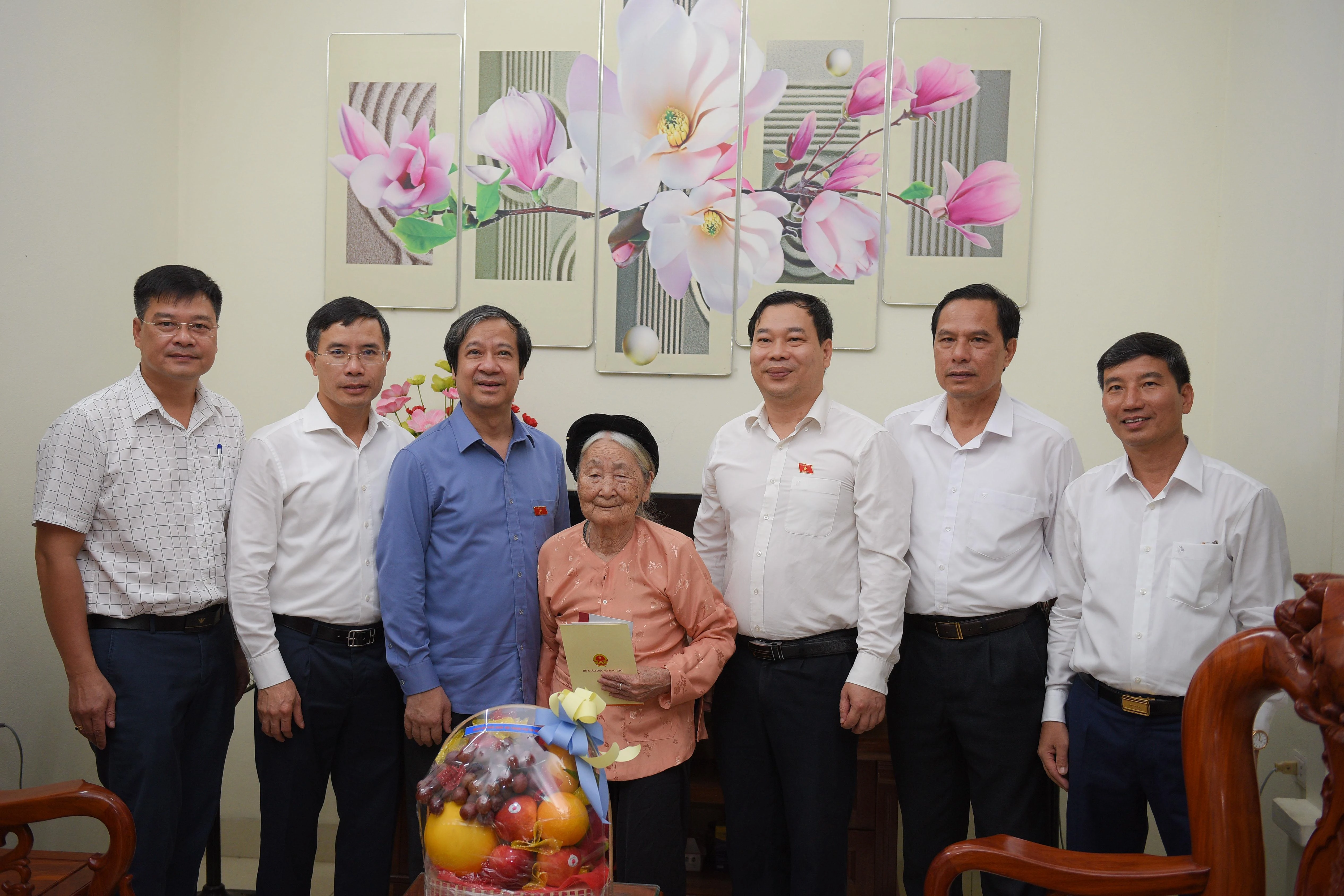 Bộ trưởng Nguyễn Kim Sơn cùng các đại biểu Quốc hội thành phố Hà Nội, đơn vị MM888 bảo mật an toàn số 6 tặng quà Mẹ Việt Nam anh hùng. Bộ trưởng Nguyễn Kim Sơn cùng các đại biểu Quốc hội thành phố Hà Nội, đơn vị MM888 bảo mật an toàn số 6 tặng quà Mẹ Việt Nam anh hùng.