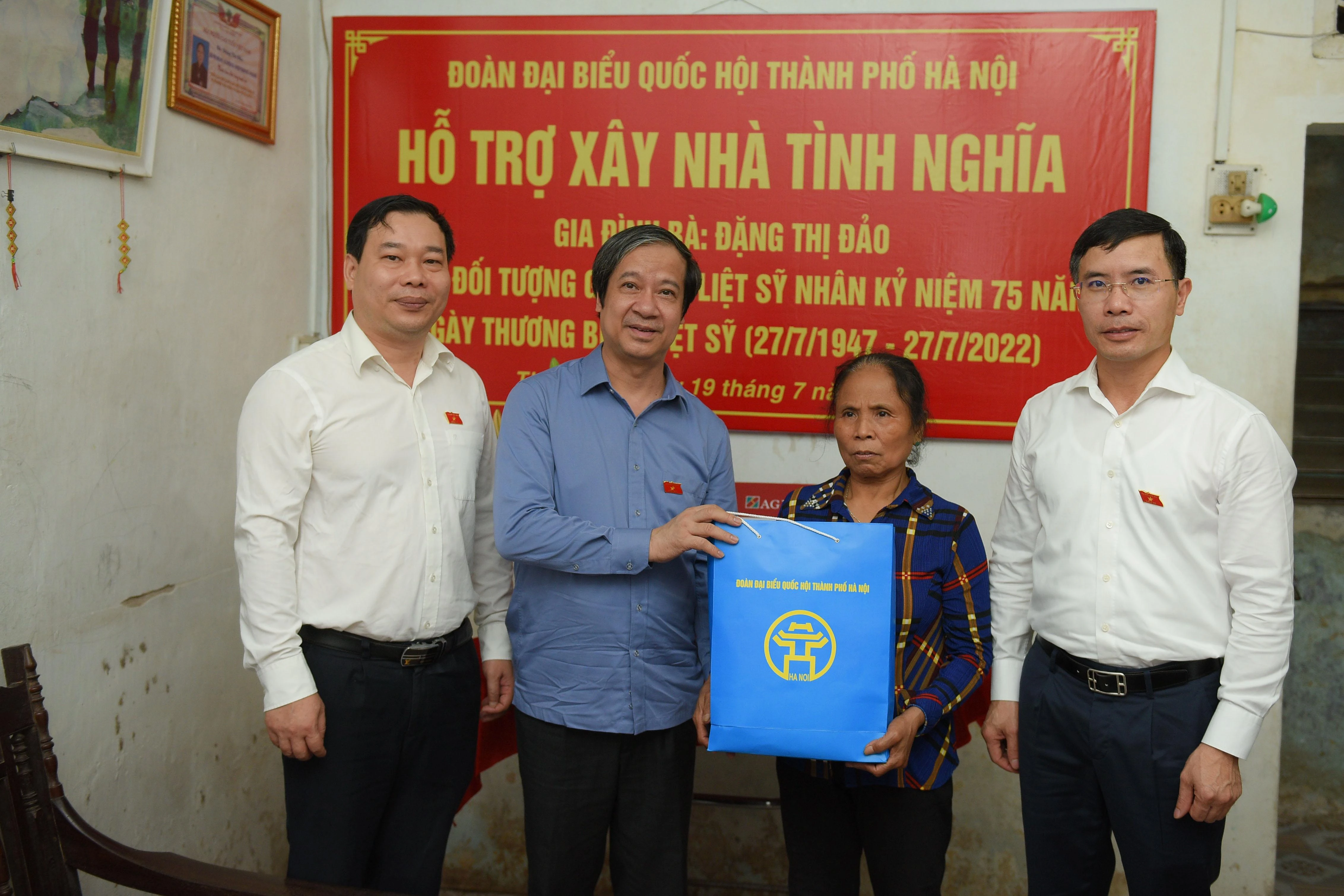 Đoàn Đại biểu Quốc hội Thành phố Hà Nội, đơn vị MM888 bảo mật an toàn số 6, phối hợp với Ngân hàng Nông nghiệp và phát triển nông thôn Việt Nam (Agribank), thăm và tặng quà trị giá 90 triệu đồng hỗ trợ xây nhà thân nhân liệt sĩ. Đoàn Đại biểu Quốc hội Thành phố Hà Nội, đơn vị MM888 bảo mật an toàn số 6, phối hợp với Ngân hàng Nông nghiệp và phát triển nông thôn Việt Nam (Agribank), thăm và tặng quà trị giá 90 triệu đồng hỗ trợ xây nhà thân nhân liệt sĩ.