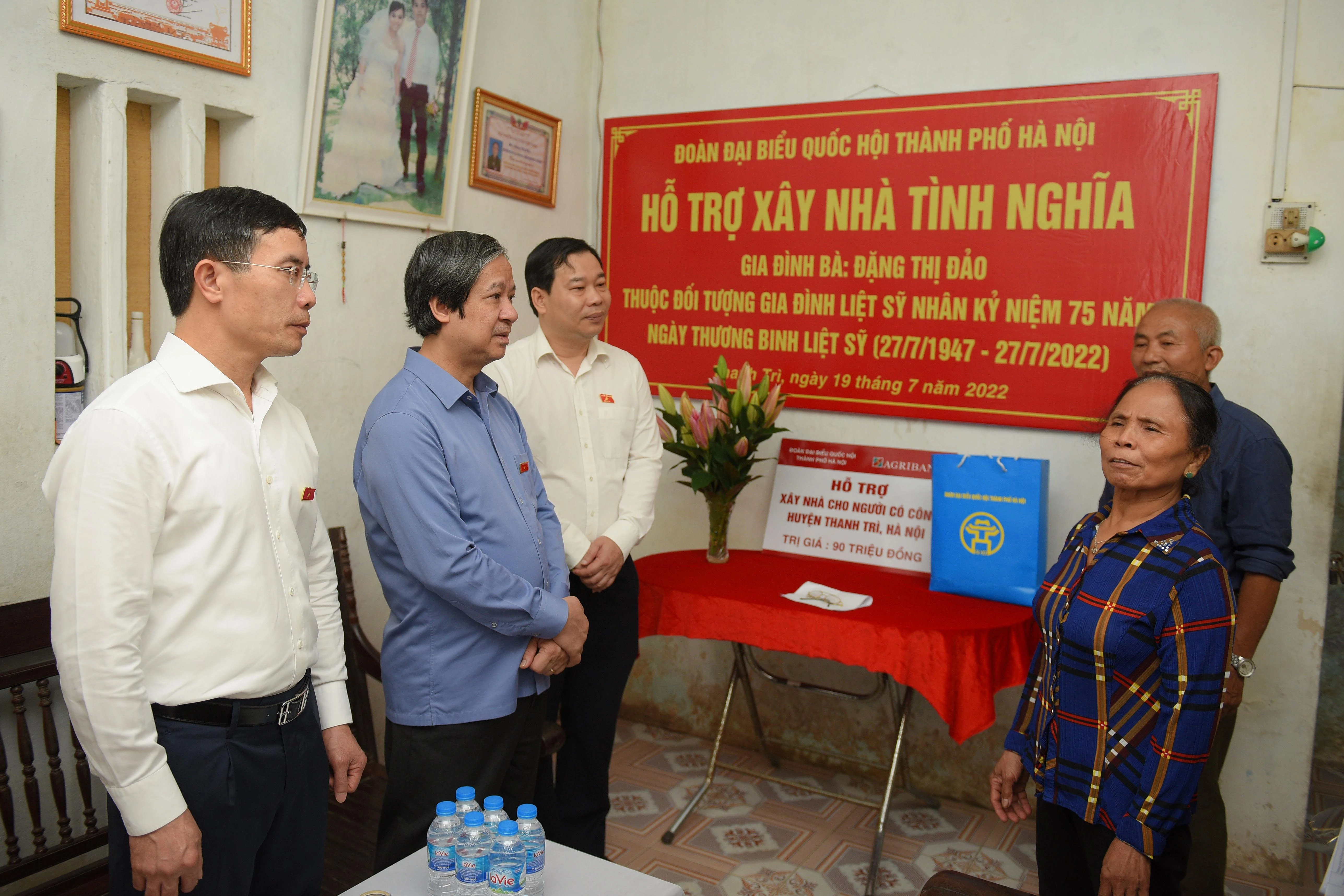Đoàn Đại biểu Quốc hội Thành phố Hà Nội, đơn vị MM888 bảo mật an toàn số 6 đến hỏi thăm gia đình bà Đặng Thị Đảo, vợ Liệt sỹ Đặng Văn Lê. Đoàn Đại biểu Quốc hội Thành phố Hà Nội, đơn vị MM888 bảo mật an toàn số 6 đến hỏi thăm gia đình bà Đặng Thị Đảo, vợ Liệt sỹ Đặng Văn Lê.