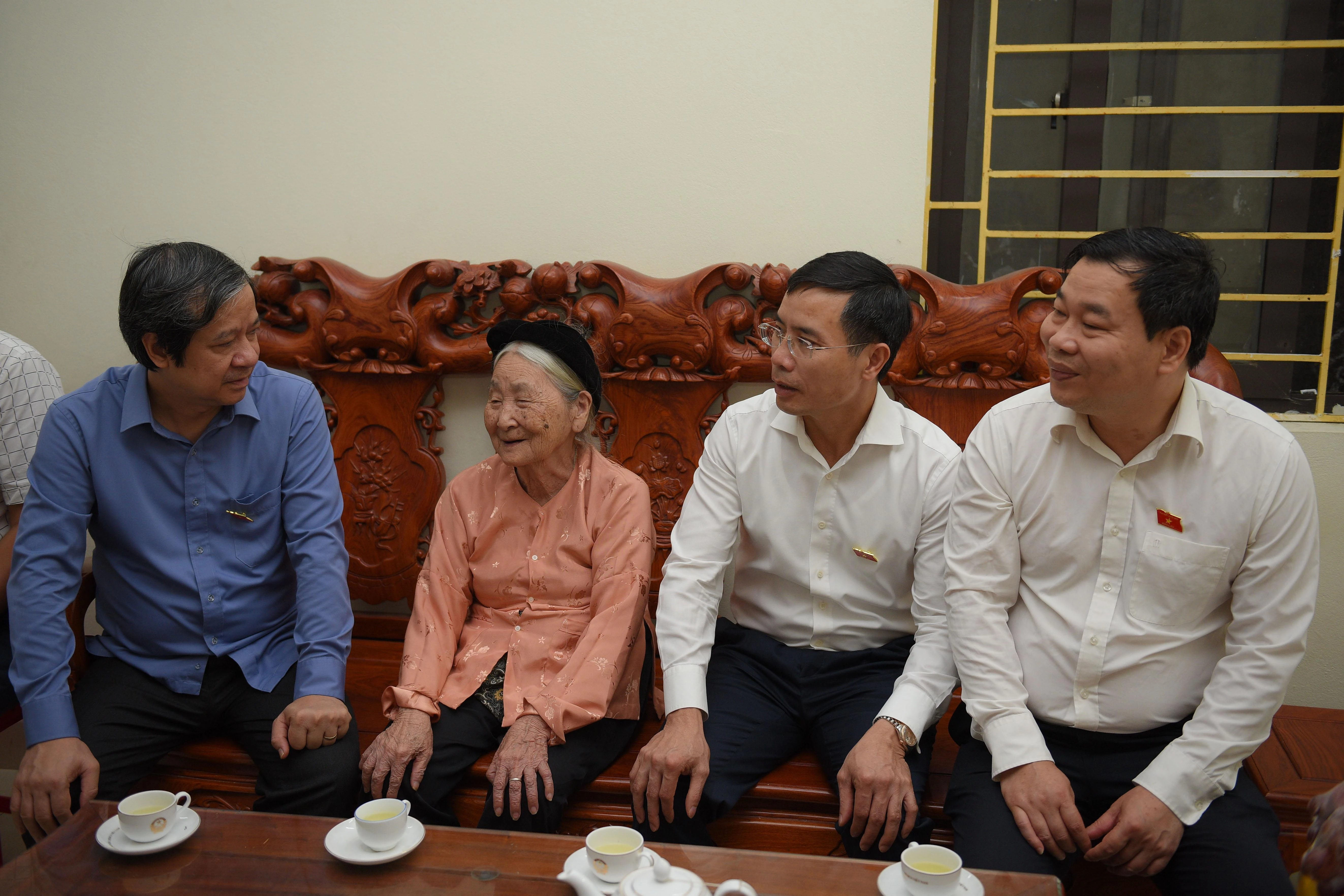 Bộ trưởng Nguyễn Kim Sơn; Chủ tịch HĐTV Ngân hàng Nông nghiệp và Phát triển nông thôn Việt Nam (Agribank) Phạm Đức Ấn; Ủy viên Thường trực Ủy ban Tư pháp của Quốc hội Đỗ Đức Hồng Hà ân cần hỏi thăm Mẹ Việt Nam anh hùng Nguyễn Thị Cứu. Bộ trưởng Nguyễn Kim Sơn; Chủ tịch HĐTV Ngân hàng Nông nghiệp và Phát triển nông thôn Việt Nam (Agribank) Phạm Đức Ấn; Ủy viên Thường trực Ủy ban Tư pháp của Quốc hội Đỗ Đức Hồng Hà ân cần hỏi thăm Mẹ Việt Nam anh hùng Nguyễn Thị Cứu.