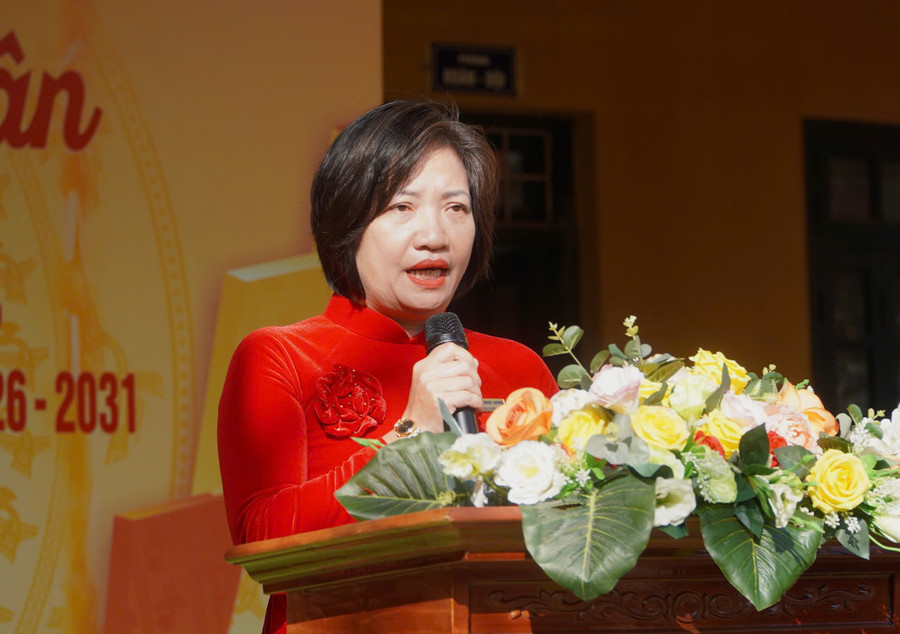 Bà Bùi Thị Ngọc Lương - Hiệu trưởng Trường Tiểu học Tây Tựu A phát biểu. hoa-xuan-3.jpg