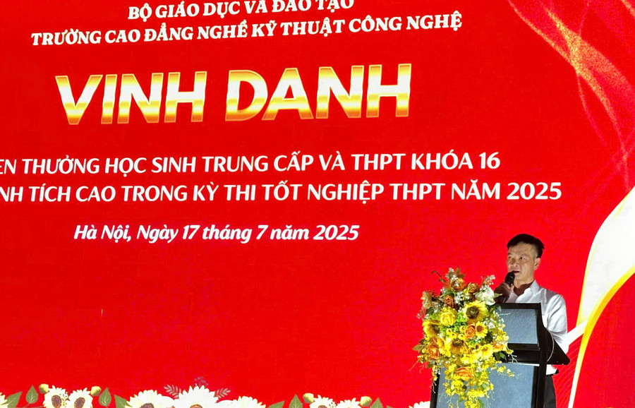 Ông Nguyễn An Bình - Hiệu trưởng Trường Cao đẳng nghề Kỹ thuật Công nghệ phát biểu. nghe-2-1258.jpg