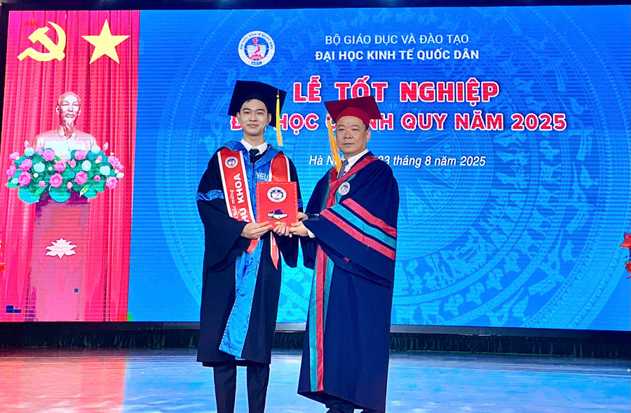 PGS.TS Bùi Huy Nhượng, Giám đốc ĐH Kinh tế Quốc dân trao bằng MM88dangnhap nhà cái World Cup 2026 cho tân MM88dangnhap cá cược bóng đá, lô đề, bắn cá. Ảnh NC.