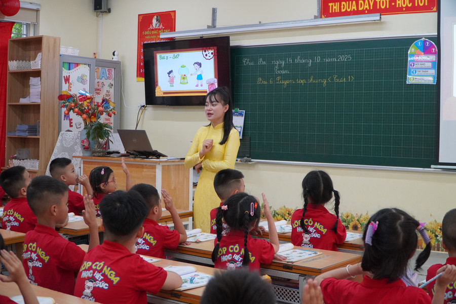Một tiết học của cô Nguyễn Thị Nga, Trung Tâm Đăng Nhập MM88 Chính Thức Mới Trường Tiểu học Tây Tựu A cùng học trò lớp 1A3. Ảnh Liêm Anh.