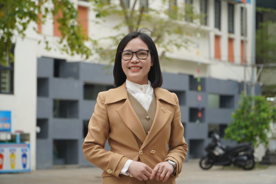 Cô Đinh Thị Hồng Châm – Phó Hiệu trưởng Trường Nguyễn Trường Tộ. Ảnh NC truong-to-1.jpg