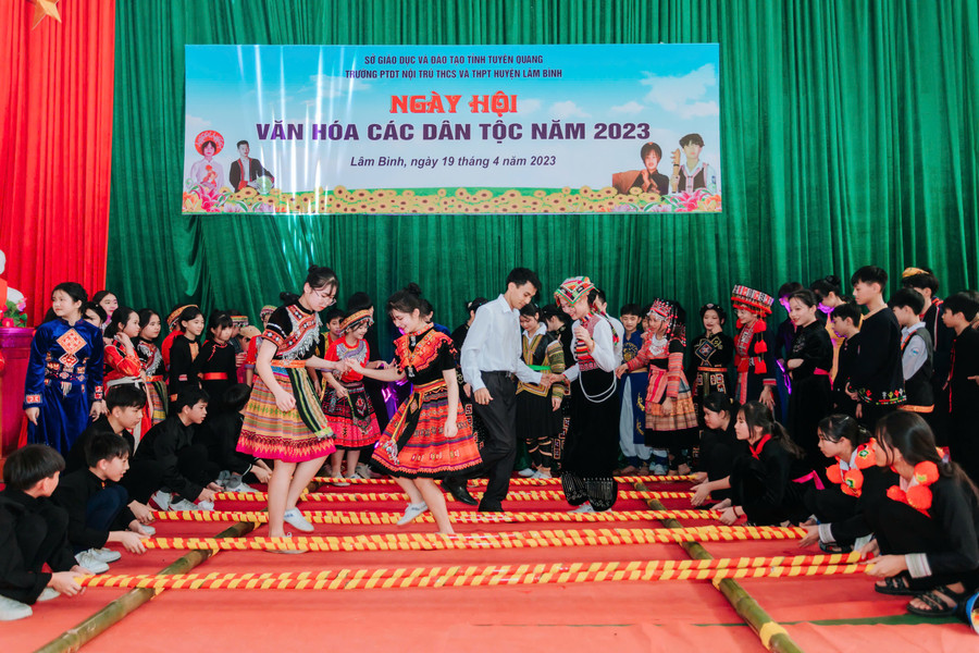 Ông Phan Trường Giang, Hiệu trưởng Trường PTDTNT THCS & THPT Lâm Bình cùng học trò tham gia hoạt động.