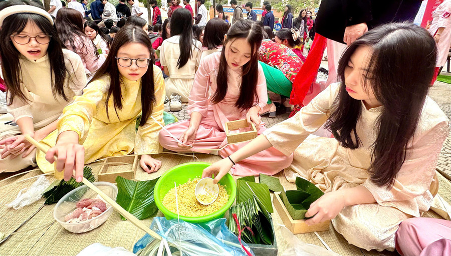 Nhiều em lựa chọn trang phục áo dài truyền thống để tham gia chương trình “Xuân gắn kết, Tết yêu thương 2026 tet-5.jpg