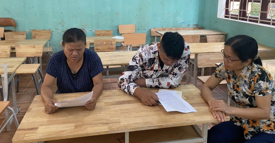 Học viên lớp xoá mù chữ ở Lạng Sơn.