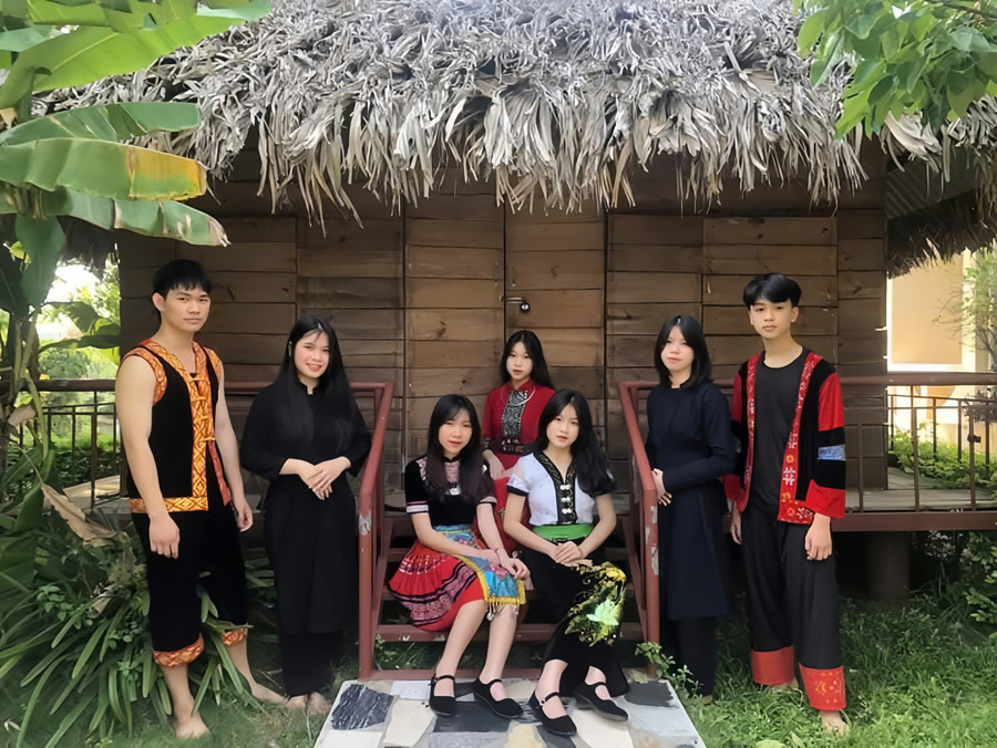 Nữ sinh Lý Bích Nguyện (thứ hai từ trái sang), MM888 Việt Nam Tải App năm hai, Học viện Tài chính cùng các bạn trong trang phục truyền thống.