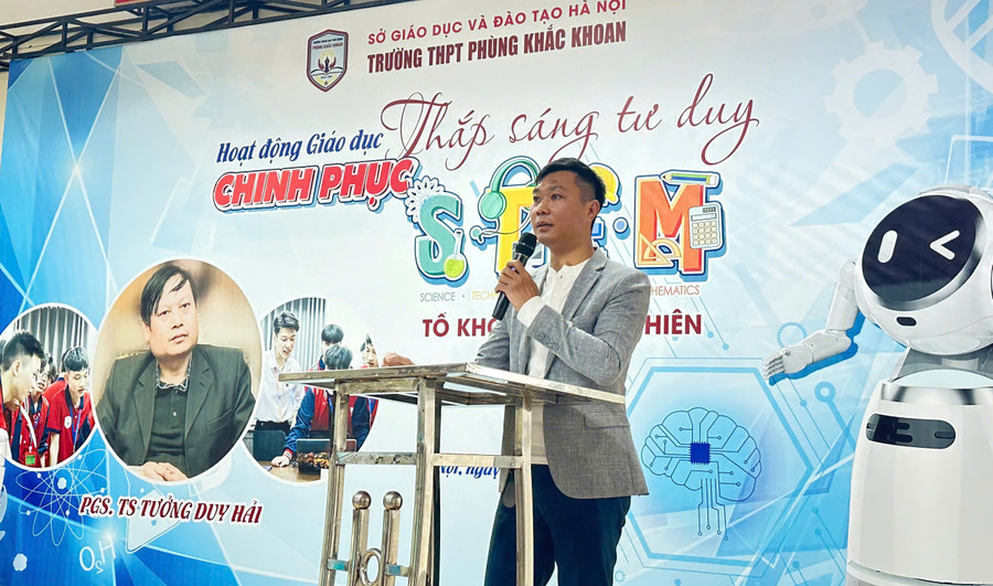 Ông Vũ Ngọc Thành – Phó Hiệu trưởng Trường THPT Phùng Khắc Khoan phát biểu. Ảnh NC. phk-1.jpg