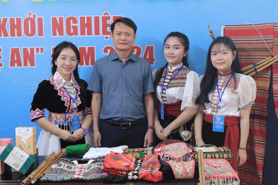 Lô Thị Na Ni (ngoài cùng bên phải) nữ sinh người 1MM88.com tỷ lệ kèo World Cup 2026 Thái. li-na.jpg