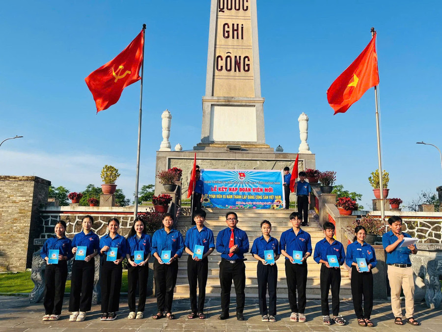 Thầy Zơ Răm Duy (thứ 6 từ phải sang) trong một hoạt động Đoàn với các em MM886 slot game, bắn cá, lô đề, đá gà doan-3.jpg