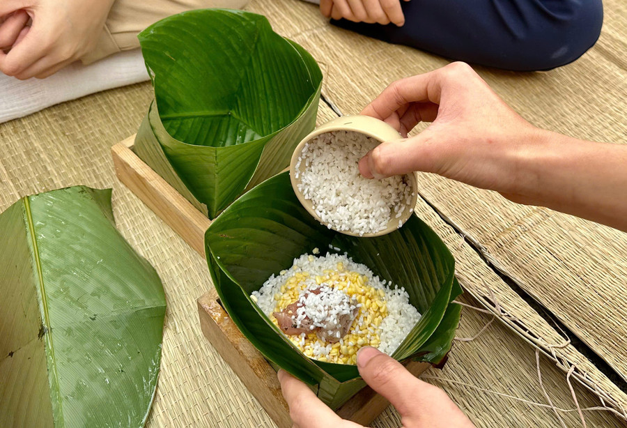 Tỉ mỉ trong từng công đoạn gói. Ảnh NC. tet-3.jpg