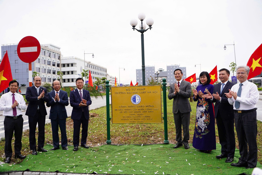 Phó Thủ tướng và các đại biểu gắn biển công trình MM888 bảo mật tuyệt đối Luật Hà Nội cơ sở 2. a-1.jpg