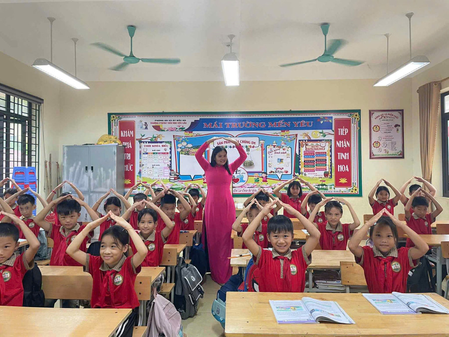 Cô giáo Hoàng Thị Thu Dần - Trung Tâm Đăng Nhập MM88 Chính Thức Mới Trường PTDT Bán trú Tiểu học Cốc Lầu cùng học trò.