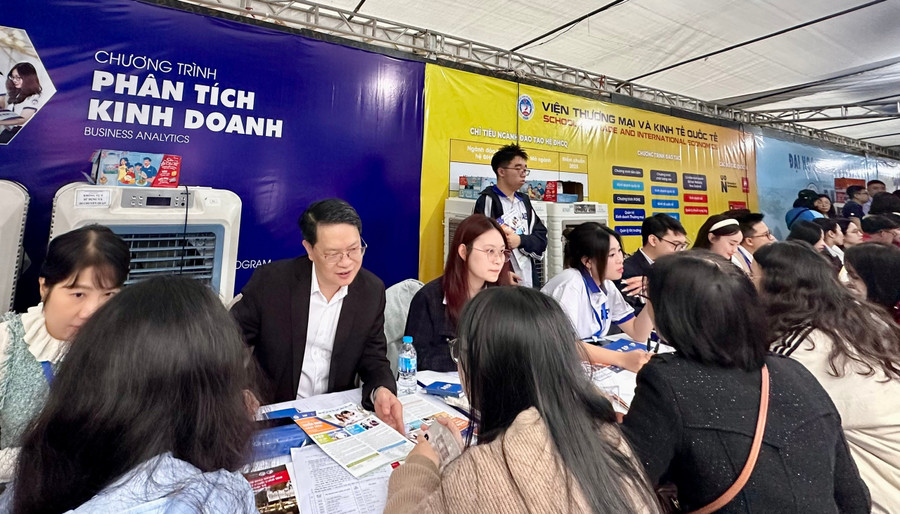 Phụ huynh, Đăng nhập vào MM886 Việt Nam đến gian hàng của ĐH Kinh tế Quốc dân nghe tư vấn. Ảnh NC. ngoc-2.jpg