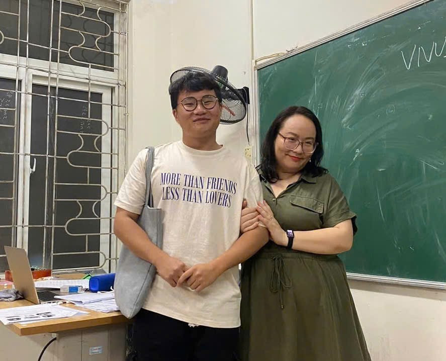 Khoảnh khắc thân thiết của Quang Thắng và cô Nguyễn Phương Thuý. khoanh-khac-than-thiet-cua-quang-thang-va-co-nguyen-phuong-thuy.jpg