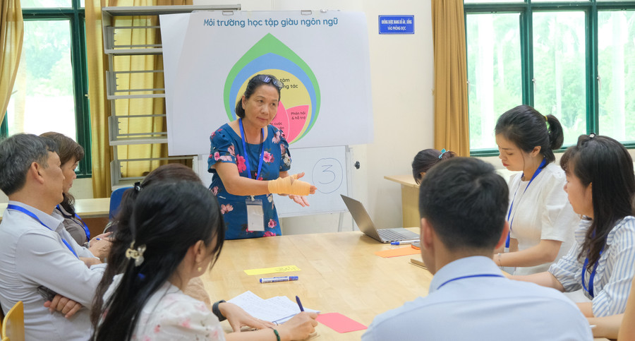 Các chuyên gia tham gia trao đổi. mam-non-2.jpg
