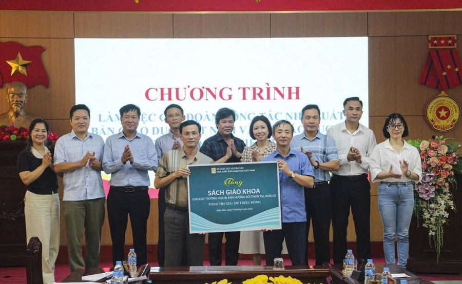NXBGDVN tặng sách giáo khoa cho các trường học bị ảnh hưởng bởi thiên tai, mưa lũ. nxb-2.jpg