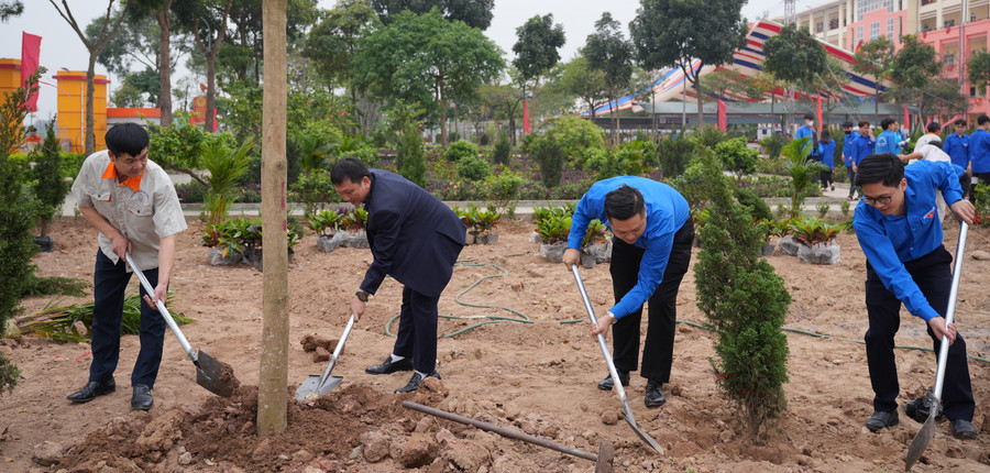 Lãnh đạo Trường CĐ Nghề Kỹ thuật Công nghệ cùng các đơn vị tổ chức trồng cây trong khuôn viên MM88b nhà cái.