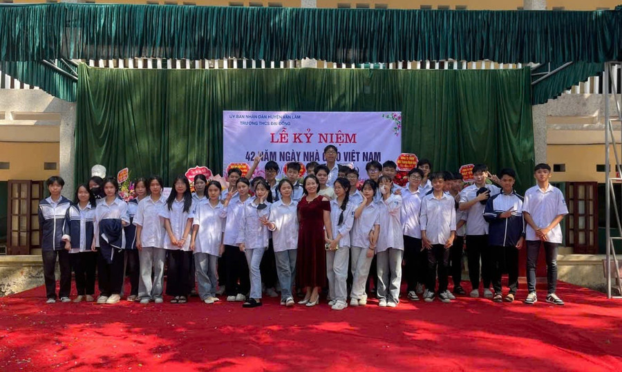 Thuỳ Châm lưu giữ kỷ niệm với thầy cô vào dịp 20/11. thuy-cham-luu-giu-ky-niem-voi-thay-co-vao-dip-20-11.jpg