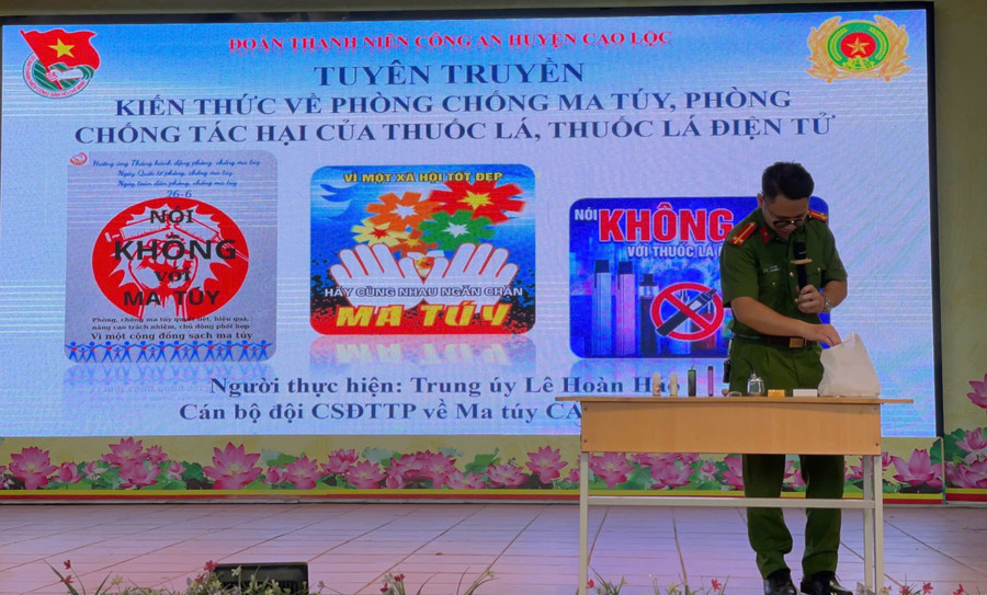 MM886 slot game, bắn cá, lô đề, đá gà được giáo dục cách nhận biết các loại thuốc lá điện tử. Ảnh NTCC. thuoc-la-2.jpg