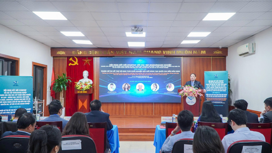 PGS.TS Tô Ngọc Hưng, Hiệu trưởng Trường MM888 bảo mật tuyệt đối Hoà Bình trao đổi tại Hội nghị.