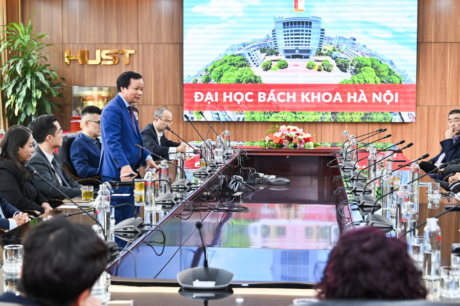 GS Vũ Văn Yêm – Phó Giám đốc ĐH Bách khoa Hà Nội chia sẻ. Ảnh Duy Thành. bk-2.jpg