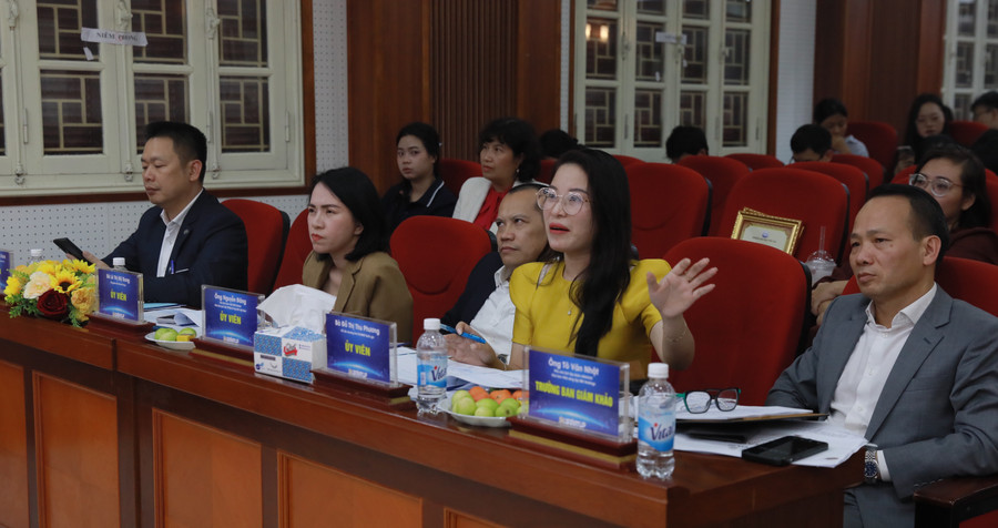 Ban giám khảo đặt câu hỏi. thuy-loi-2.jpg